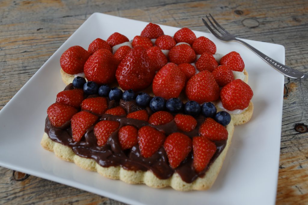 biscuit sponge with strawberries | schabakery.com