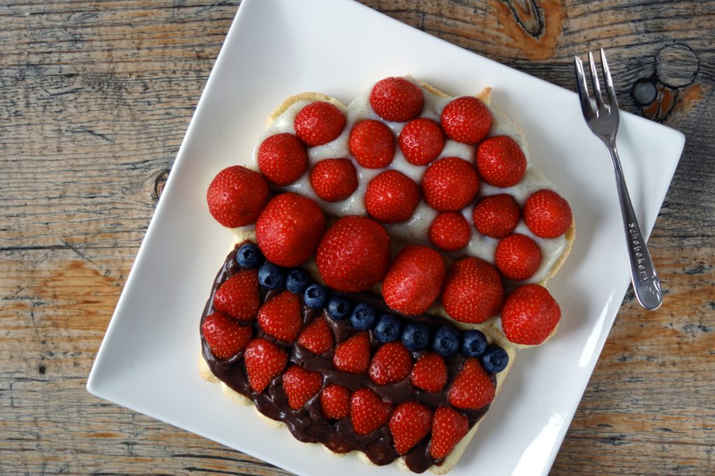 biscuit sponge with strawberries | schabakery.com